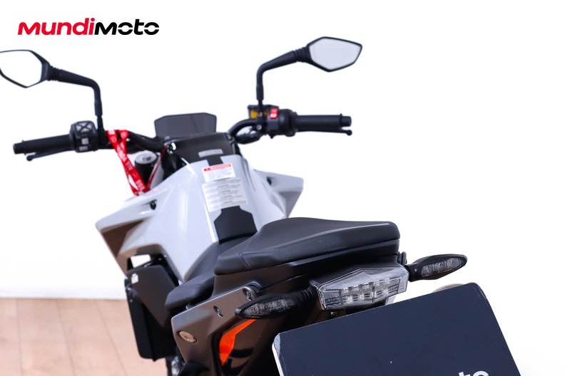Motorbike image 9
