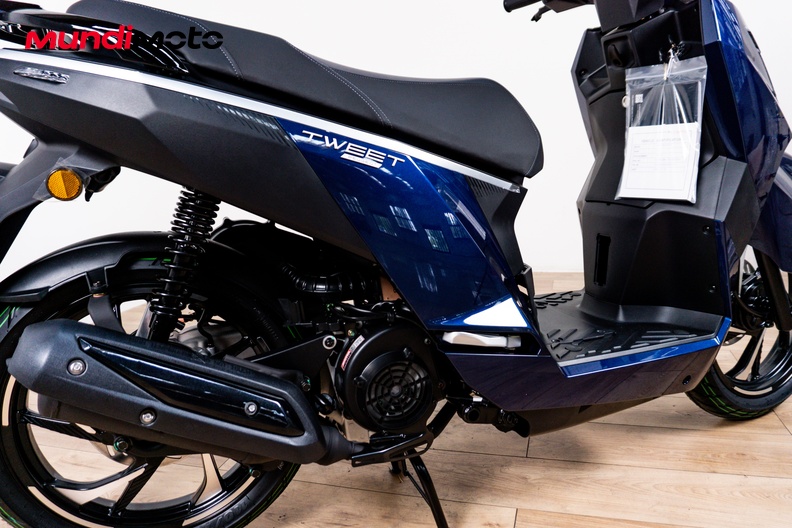Motorbike image 3