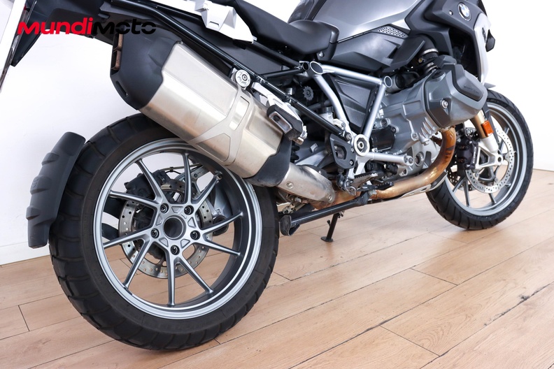 Motorbike image 3