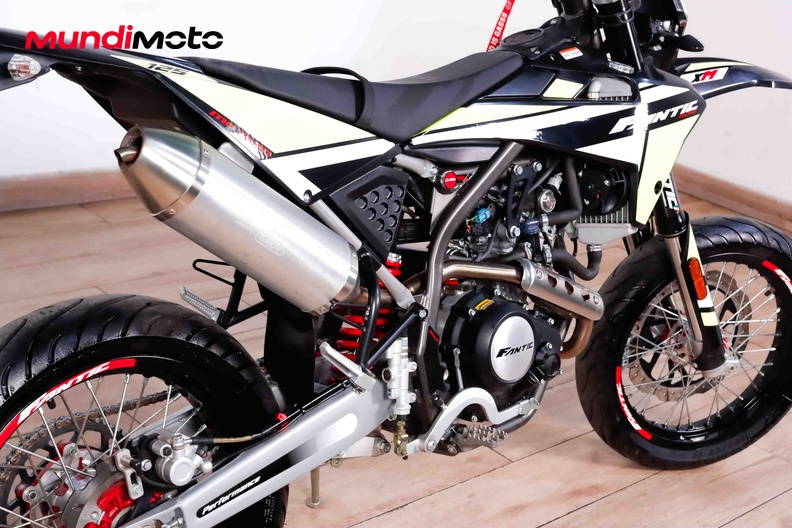 Motorbike image 3